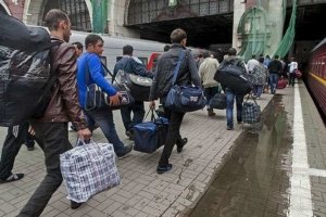 За кордоном роботодавець може не заплатити українцям і змусити працювати як раба – експерт про заробітчан