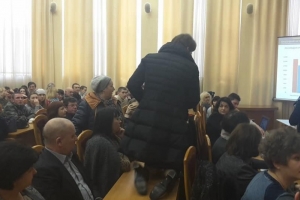 "Казус" на звіті голови Печерської РДА: депутату Київради довелося повзти по столу на колінах
