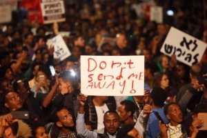 Десятки тисяч людей протестують у Ізраїлі через депортацію біженців