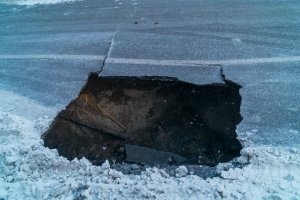 Посеред Дніпра на дорозі виник провал, який продовжує збільшуватися