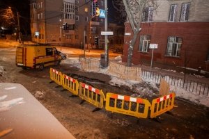 У середмісті Дніпра обвалився асфальт – фотогалерея провалля