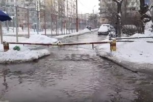 Жителі Оболоні "попливли": через аварію п'ять будинків залишилися без води