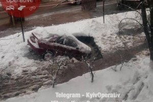 У Києві стався черговий прорив труби – припаркований автомобіль провалився під землю