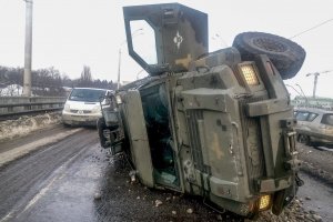 "Підрізали": у Києві на швидкості перекинувся бронеавтомобіль Cougar – фоторепортаж
