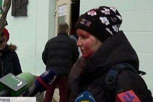 8 березня з провокаціями: в Ужгороді жбурнули фарбу в учасників акції проти насильства над жінками