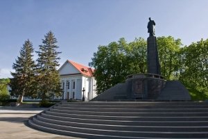 Масове паломництво до Кобзаря: на могилу Шевченка з'їжджаються сотні людей