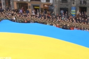 Патріотичний флешмоб: у центрі Львова двотисячний натовп виконав Гімн України