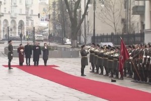 Президент допоміг воїну почесної варти, який згубив військову шапку