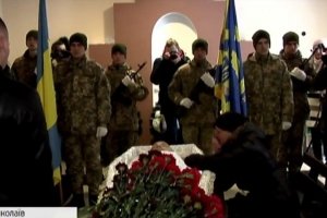 У Миколаєві попрощались з героєм АТО Волошиним: сім'я льотчика потребує допомоги