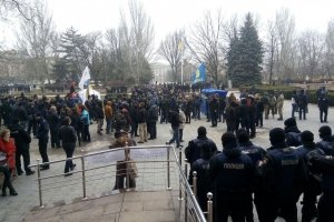 Під Миколаївською ОДА вимагають відставки Савченка: будівля оточена силовиками