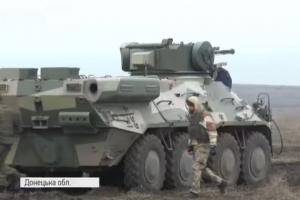 БТРи долають смугу перешкод і "палять" по мішенях – як бійці "Азову" тренуються в АТО