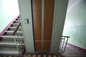 У КМДА прокоментували інцидент із падінням ліфта на Троєщині