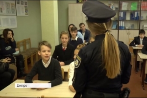 "Шкільний офіцер поліції": у Дніпрі копи взялися проводити спеціальні уроки
