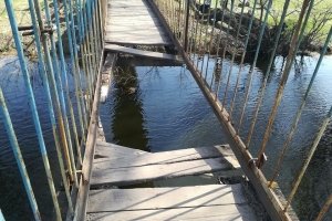 На Львівщині обвалився підвісний міст, четверо людей впали у воду
