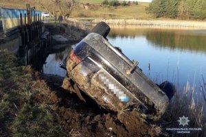 Смертельна подорож: на Тернопільщині легковик з молоддю злетів із дороги у ставок – фото
