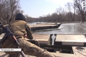 Підняття рівня води в річках: як бійці зміцнюють стратегічні понтонні переправи в АТО
