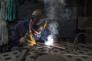 У Дніпрі майстри комунального підприємства складають тролейбус із наявних частин – як це вдається