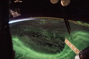 Фантастичне зображення: NASA опублікувало вражаючий знімок зустрічі полярного сяйва і світанку