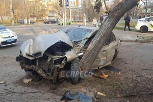 "Каскадерська аварія" на Подолі у Києві: авто влетіло у зупинку і два дерева