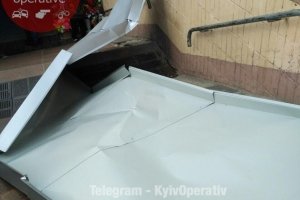 У Києві на літню жінку впав металевий лист обшивки з новозбудованого ТРЦ