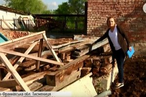 На Прикарпатті просто у середмісті Тисмениці виявили повстанську криївку – подробиці
