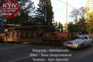 У Києві Mercedes протаранив платформу з танком &ndash; фото