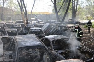 ФОТО: Пожежу на Столичному шосе знищила більше 50 автомобілів на штраф-майданчику