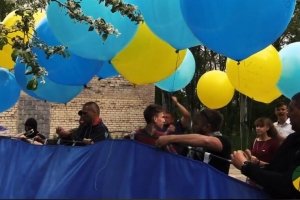Над окупованою Горлівкою запустили десятиметровий український прапор – ВІДЕО