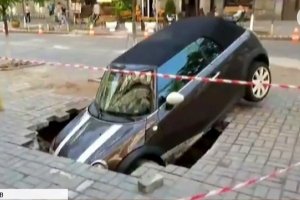 Вирушив на техогляд: у Києві дістали кабріолет, що провалився під землю 