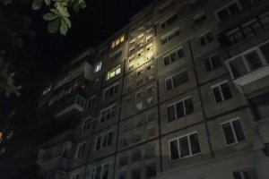 У Києві горіла дев'ятиповерхівка: мешканців евакуювали – відео
