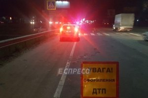 У Києві байкер збив жінку і втік