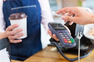 Стало відомо, хто перший запустить в Україні Apple Pay