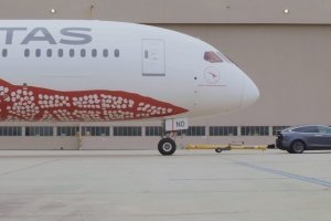 Увійшла до книги рекордів Гіннеса: Tesla Model X перетягнула 126-тонний Boeing – відео