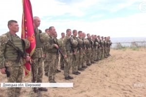 Попрощалися без жалю: морпіхи-оборонці Широкиного урочисто змінили берети