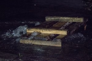 Прорвало трубу: одну зі столичних вулиць затопило водою – ВІДЕО