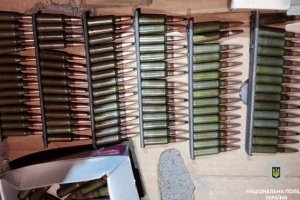 Замість "запаски": у Дніпрі в легковику виявили гранати, 500 набоїв та артснаряд