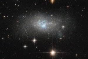 Телескоп Hubble зробив неймовірний знімок карликової галактики з нитками блакитного газу