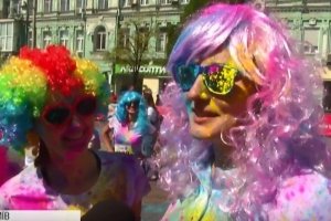 У білому одязі, з фарбою в руках: у середмісті Києва відбувся масштабний кольоровий забіг – відео