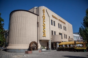 Трагічне селфі: у Дніпрі загинула дівчина, яка намагалася зробити фото в ресторані