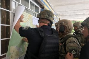 Поліцейські навчання в Києві: як правоохоронці "заручника" визволяють – ФОТО