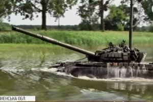 На суходолі й під водою: як пройшли навчання бійців механізованих бригад на Рівненщині