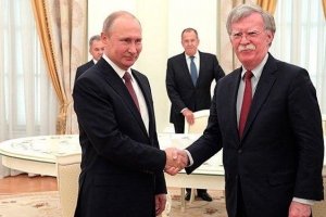 "Майже як справжній": Путіна на знімку "дотягли" до радника Трампа