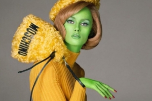 Реклама Moschino: зірки моди перевтілилися в прибульців – фото
