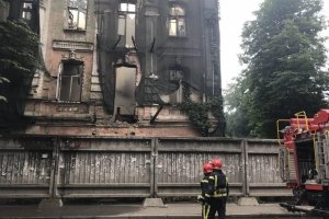 На Подолі горить історична будівля