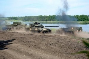 Стрімко, швидко, здіймаючи хмари куряви: у зоні відведення відбувся вишкіл танкістів