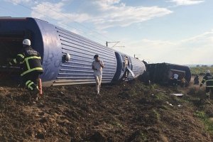 У Туреччині перекинувся пасажирський поїзд: є загиблі