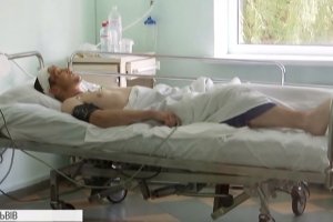 Пробують ходити самостійно: лікарі розповіли про стан трьох військових, які постраждали на Рівненському полігоні