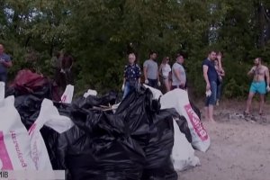 Зібрали близько півсотні мішків сміття: як небайдужі містяни разом із військовими прибирали столичні острови