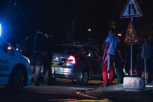 Сльозогінний газ і наручники: в Києві стався конфлікт між поліцією та п'яною компанією на Toyota Land Cruiser &ndash; відео