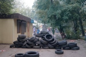 Битки, каміння та палаючі шини: у Дніпрі чинили опір комунальникам, які знищували МАФи